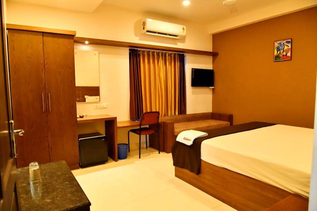 Hotel Chanakya Palakkad Esterno foto
