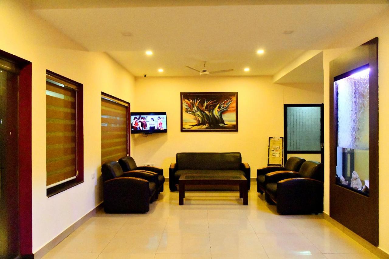 Hotel Chanakya Palakkad Esterno foto